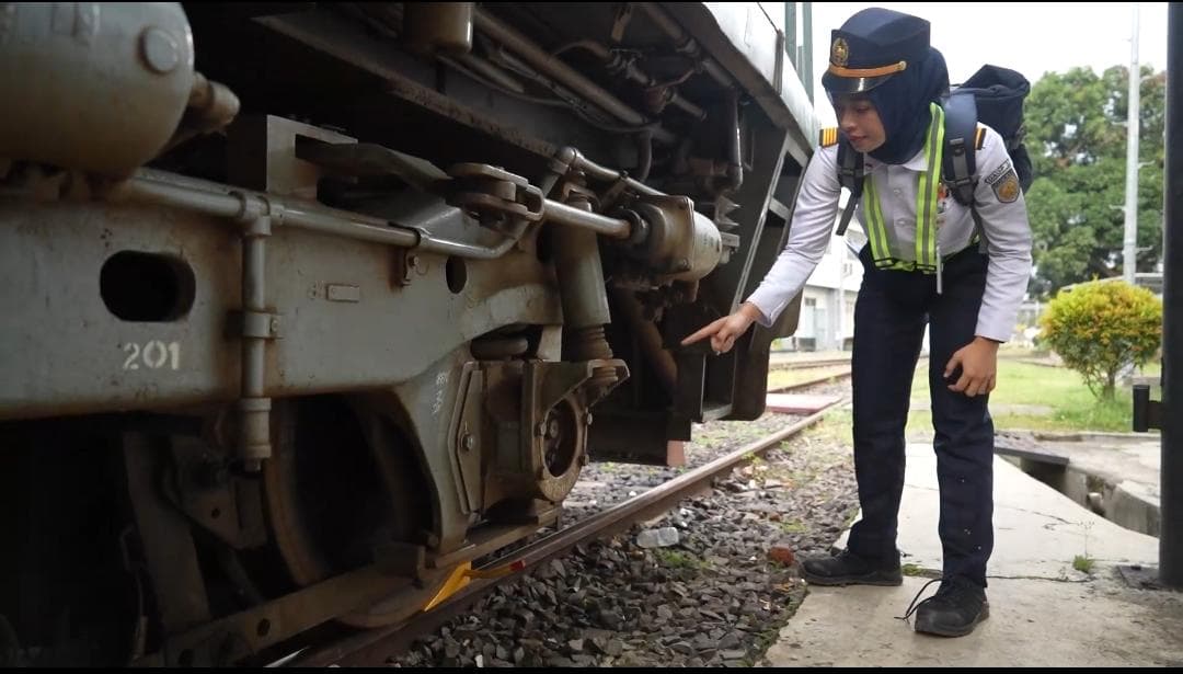 Perempuan di Balik Kemudi Kereta: Ketangguhan Masinis Wanita di Daop 2 Bandung