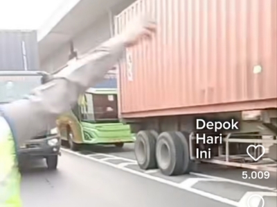 Viral di Medsos! Polisi Tindak Tegas Rombongan Truk Kontainer di Tol Jak-Cikampek Meski Dikawal Oknum TNI