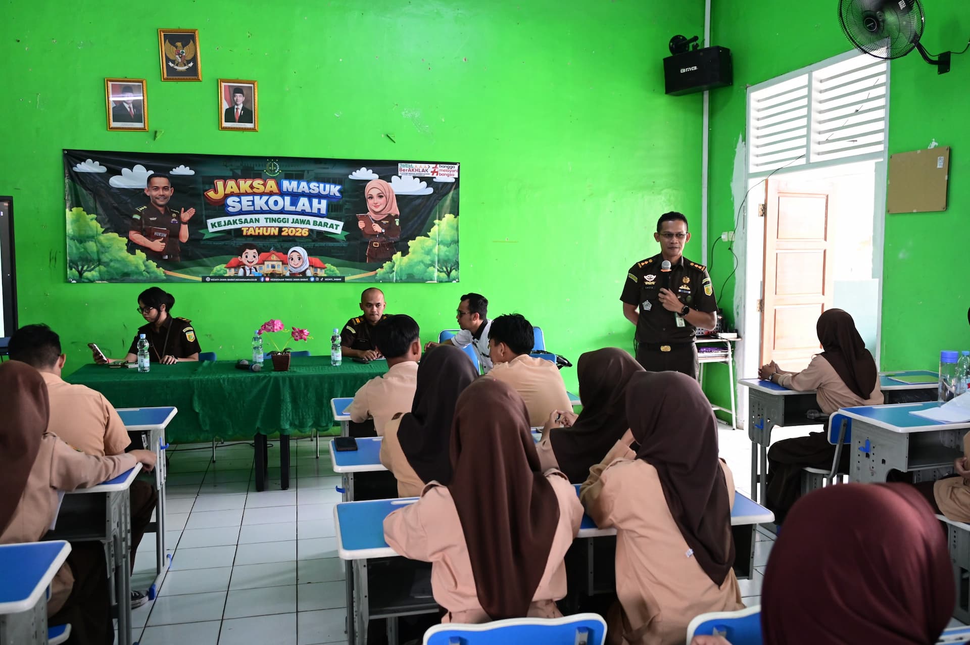 Jaksa Masuk Sekolah Kejati Jabar, Kasipenkum Paparkan Peran Kejaksaan Atasi Kenakalan Remaja di SMAN 1 Batujajar