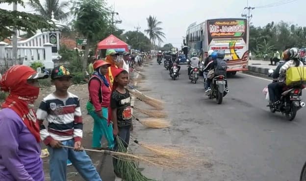 Demi Kelancaran Mudik, KDM Beri Kompensasi Rp50 Ribu untuk Pencari Koin di Pantura
